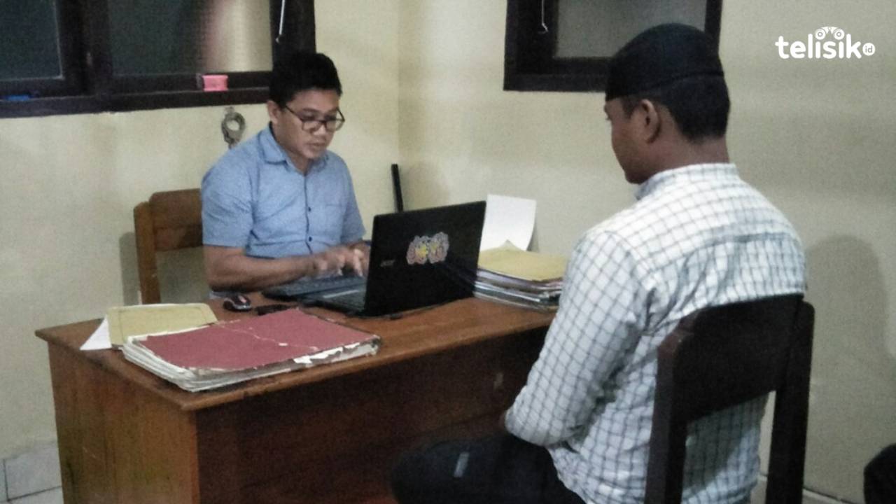 Tersangka diperiksa diruang penyidik Polsek Mandonga atas tindakan pencabulan anak di bawah  umur yang dilaporkan oleh orang tua korban pada Rabu (29/6/2022). Foto: Thamrin Dalby/Telisik