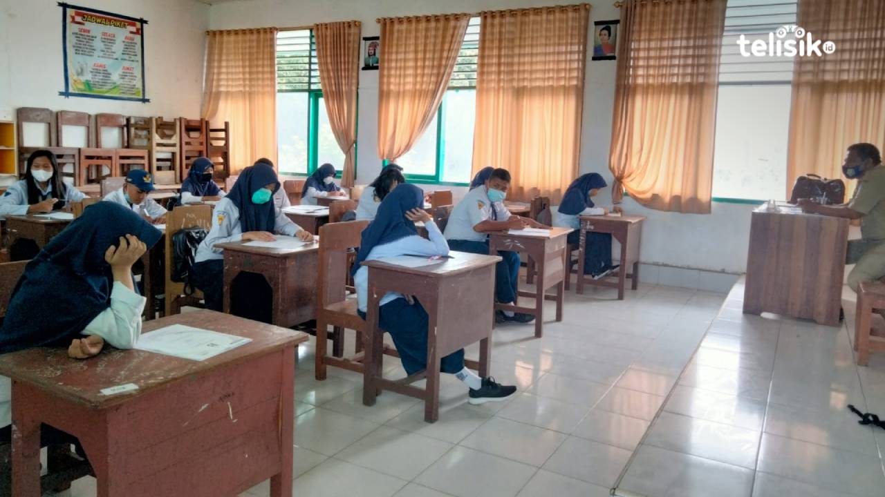 Suasana belajar mengajar di SMPN 1 Kendari. Foto: Muhammad Ilwanto/Telisik