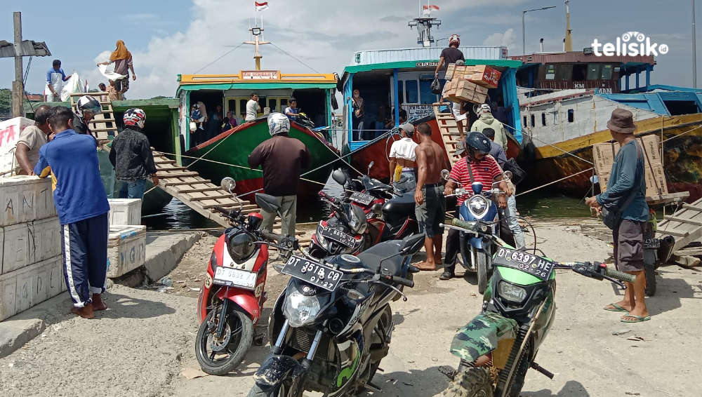 Bongkar muat penumpang KM Fajar Fadillah 04 di Pelabuhan Kendari. Foto: Musdar/Telisik