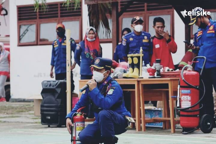 Kepala Bidang Damkar Kabupaten Bombana saat sosialisasi pencegahan kebakaran  kepada pelajar. Foto: Hir/Telisik