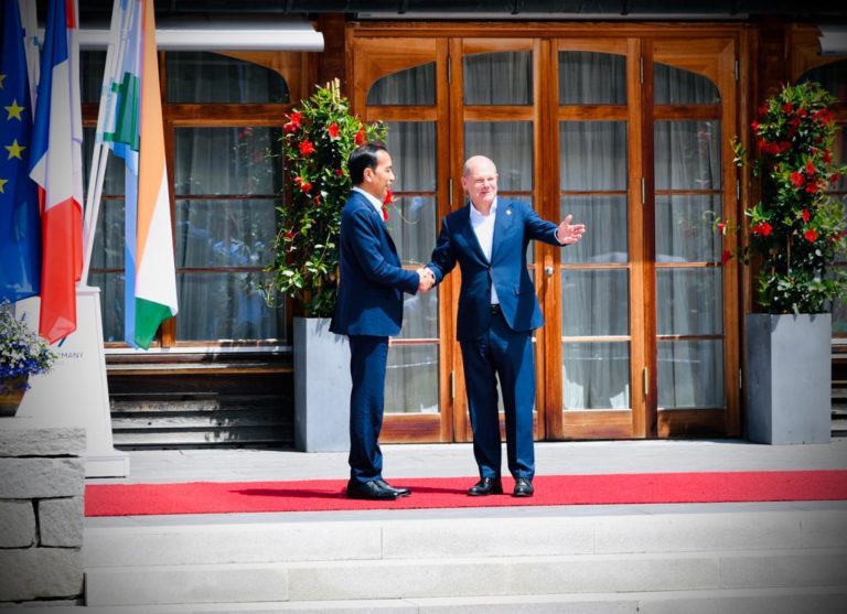 Presiden Jokowi ketika tiba di lokasi KTT G7 di Schloss Elmau, Jerman, disambut oleh Kanselir Jerman Olaf Scholz, Senin (27/06/2022) waktu setempat. Foto:  Setpres