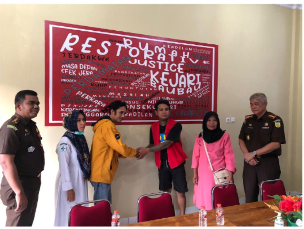 Kajari Baubau, Jaya Putra SH bersama Kasi Intel, Hakim Albana ketika melakukan Restorative Justice di rumah RJ Foto: Ist