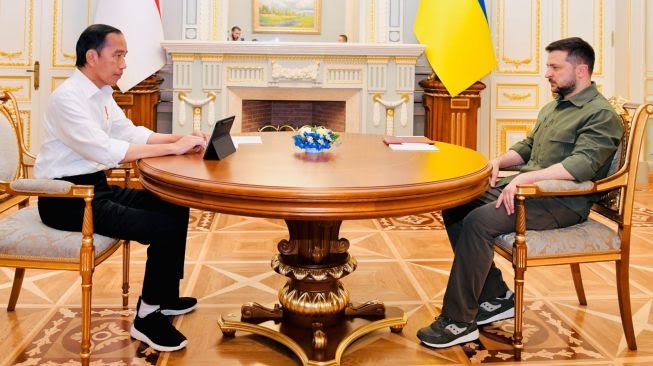 Pertemuan antara Presiden Jokowi dengan Presiden Zelenskyy di Istana Maryinsky, Rabu (29/6/2022). Foto: Biro Pers Sekretariat Presiden