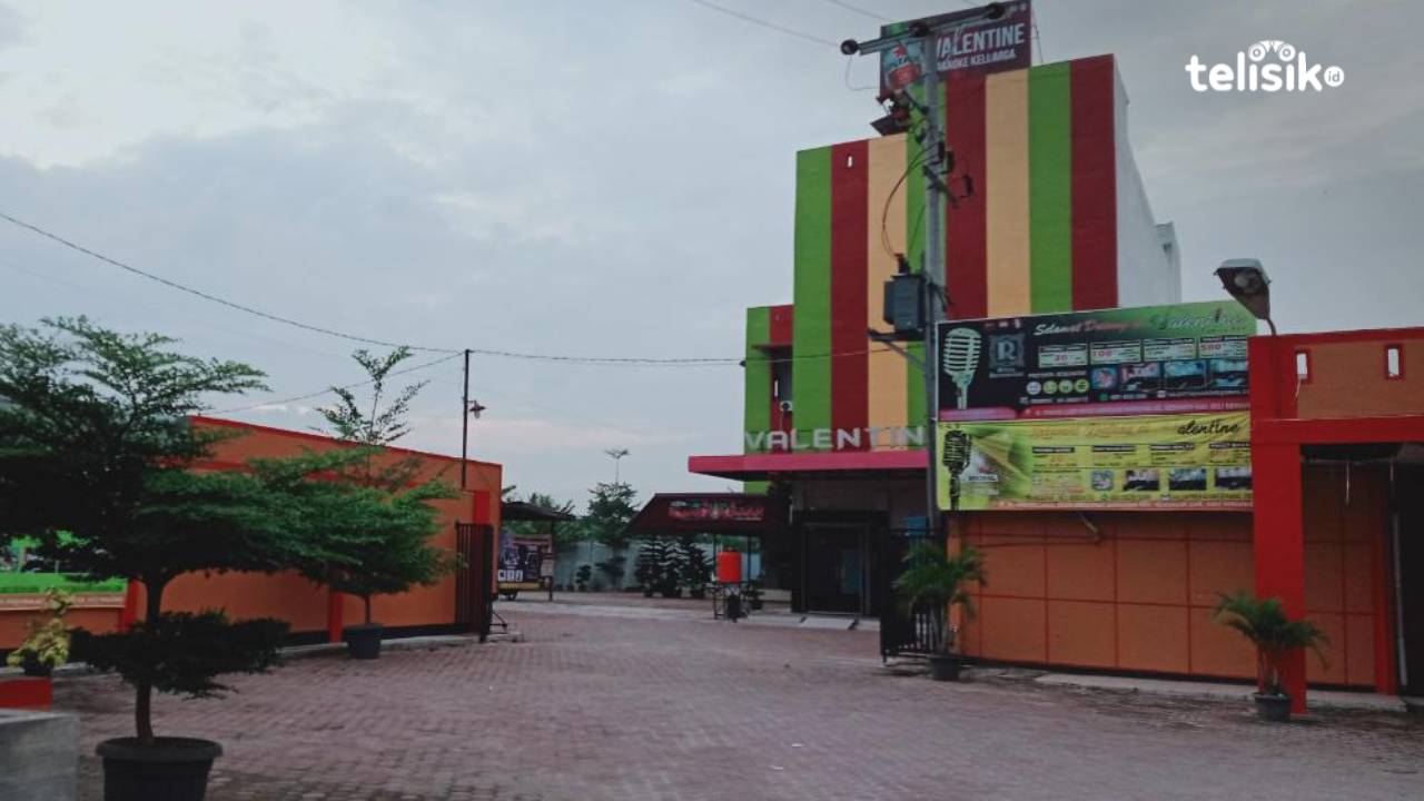 Valentine Karaoke yang menjual minuman keras dan menyajikan wanita berpakaian seksi sebagai pekerjanya. Foto: Reza Fahlefy/Telisik