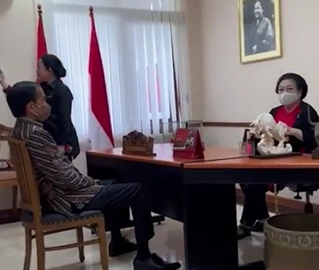 Video Jokowi menghadap ke Megawati viral di Media Sosial. Dalam video itu Ketua DPR RI Puan Maharani sibuk merekam. Foto: Screenshoot