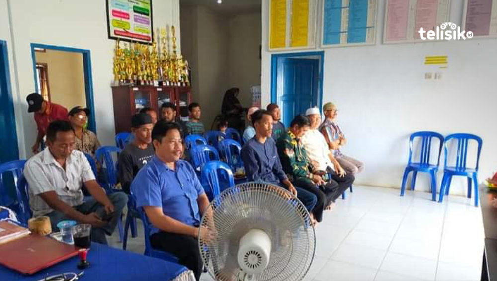Muhammad Anas bersama warga saat rapat pembahasan rencana pemekaran Desa Beropa, Selasa (21/6/2022). Foto: Hir Abrianto/Telisik