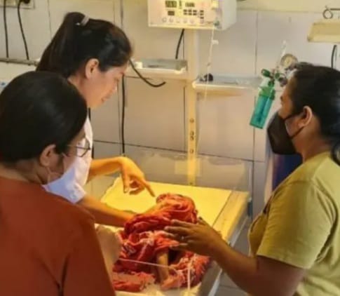 Bayi yang ditemukan warga depan teras rumah sedang terbaring di Rumah Sakit. Foto: Ist.