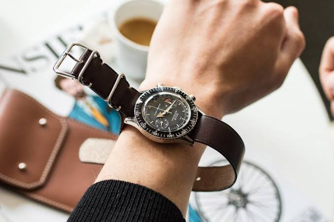 Cara memakai jam tangan dapat memperlihatkan karakter seseorang. Foto: Repro Josephbonnie.com