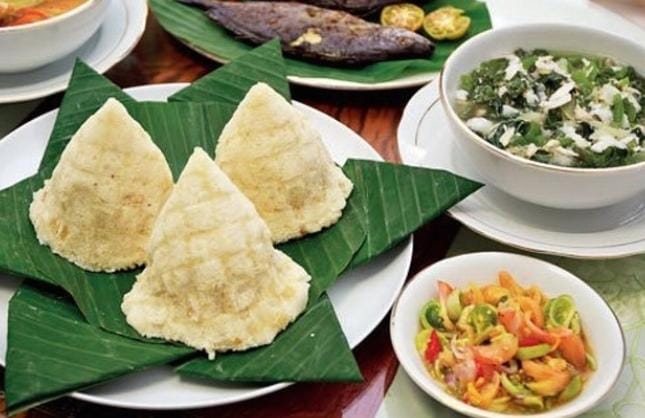 Kasuami merupakan satu dari beberapa makanan khas Kota Kendari yang terbuat dari singkong parut, kasuami biasanya di sajikan dengan lauk pauk ikan asin. Foto: Repro senangrekreasi.com