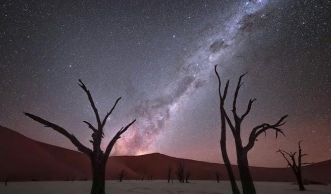 Gurun Namib terletak di Namibia ini memiliki wilayah yang datar sehingga memberikan pandangan astronomi 360 derajat langit. Foto: Repro idntimes.com