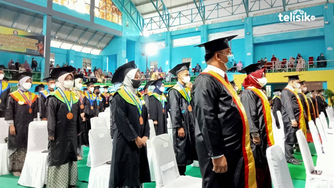 Sebanyak 1.716 mahasiswa Universitas Halu Oleo Kendari, mengikuti prosesi wisuda periode April-Juli 2022 di Sport Center UHO dengan menerapkan protokol kesehatan COVID-19. Foto: Aris Mantobua/Telisik