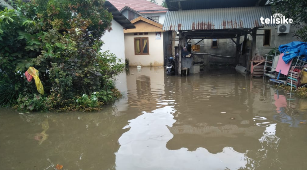 Jalan Ir. H. Alala, Kelurahan Watu-Watu, Kecamatan Kendari Barat, Kota Kendari terendam banjir, Jumat (8/7/2022) sore. Puluhan rumah warga juga ikut terendam. Foto: Thamrin Dalby/Telisik