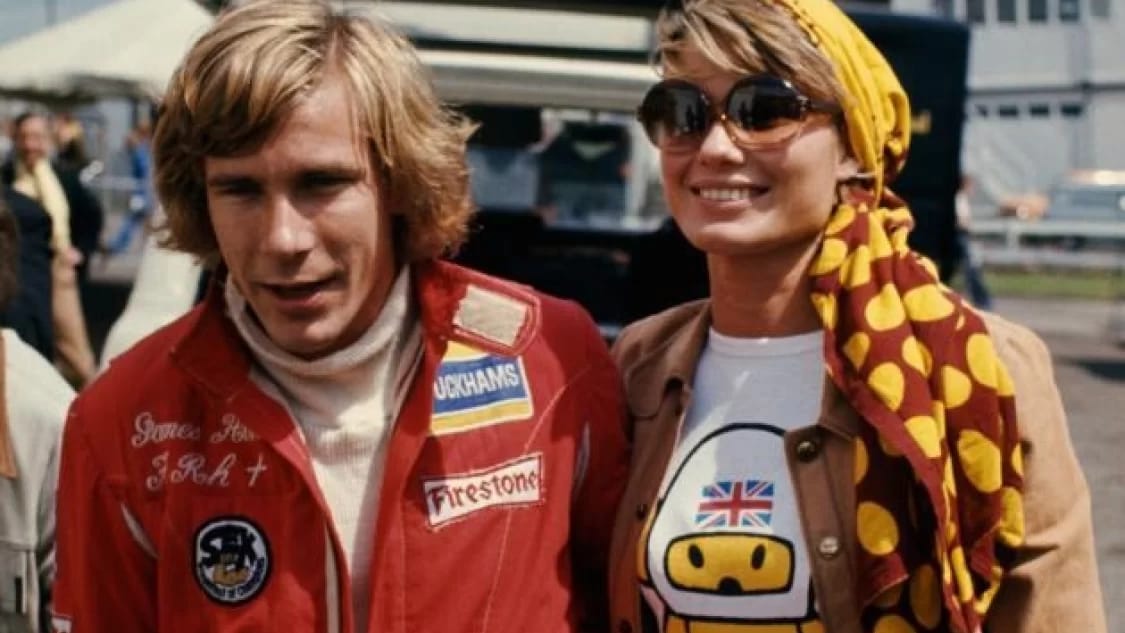 James Hunt bersama istri pertamanya Suzy Miller saat menjuarai Ajang Formula 1 tahun 1976. Foto: Repro Racingnews