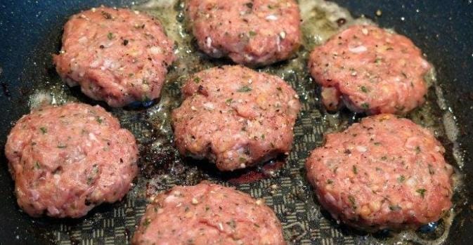 Wafu burger daging sapi, salah satu sajian olahan ala Jepang yang bisa Anda tiru di rumah. Foto Repro kompas.com