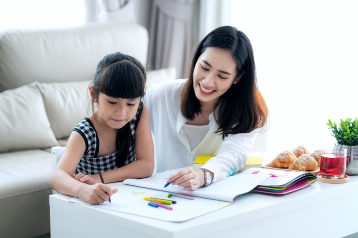 Memiliki anak yang cerdas tentunya merupakan dambaan setiap orangtua. Ada banyak cara yang bisa dilakukan salah satunya adalah membangun interaksi yang baik. Foto: Repro Mimubtadiululun