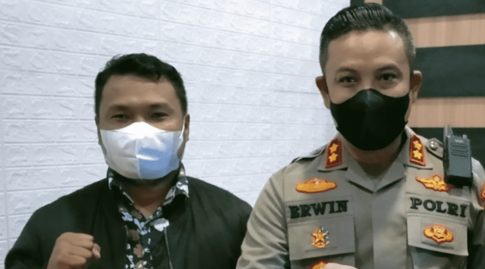 Direktur cabang CV. Syafana Karya Japindo, Ardin Wabula (kiri) bakal polisikan Pokja UKPBJ Setda Baubau. Foto: Ist