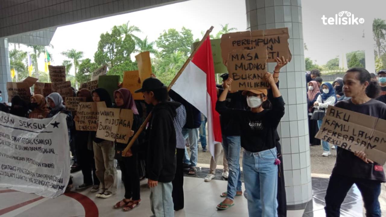 Aliansi Anti Kekerasan Seksual menggelar aksi di depan gedung rektorat Universitas Halu Oleo (UHO) Kendari. Foto. La Ode Muh Martoton/Telisik