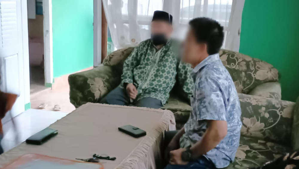 Terduga pelaku pelecehan, Prof B mendatangi kediaman paman korban (M) usai dilaporkan ke polisi dan kasusnya beredar di media masa. Foto: Ist