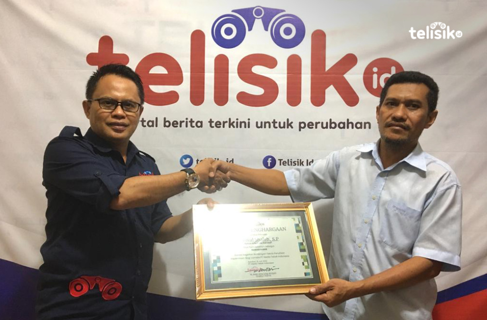 Direktur Telisik.id , M. Nasir Idris (kiri) memberikan piagam penghargaan kepada Ketua KPU Kota Kendari, Jumwal Saleh (kanan) sebagai ucapan tanda terima kasih atas kunjungan yang telah dilakukan ke kantor Telisik.id, Kamis (21/7/2022). Foto: Ibnu Sina Al