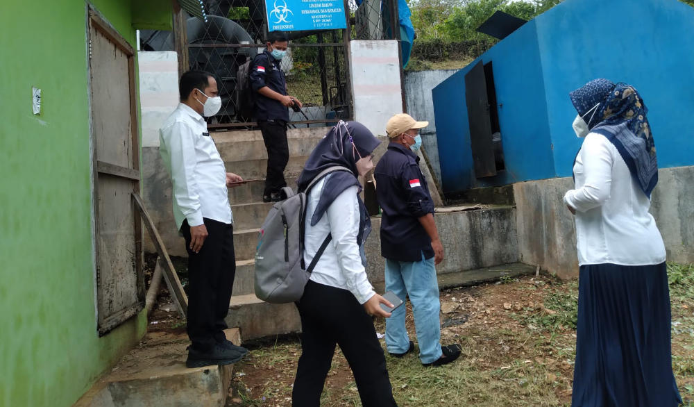Pemeriksaan yang di lakukan Dinas Lingkungan Hidup (DLH) Provinsi Sulawesi Tenggara saat menelusuri sampah limbah B3 di salah satu rumah sakit. Foto: Ist