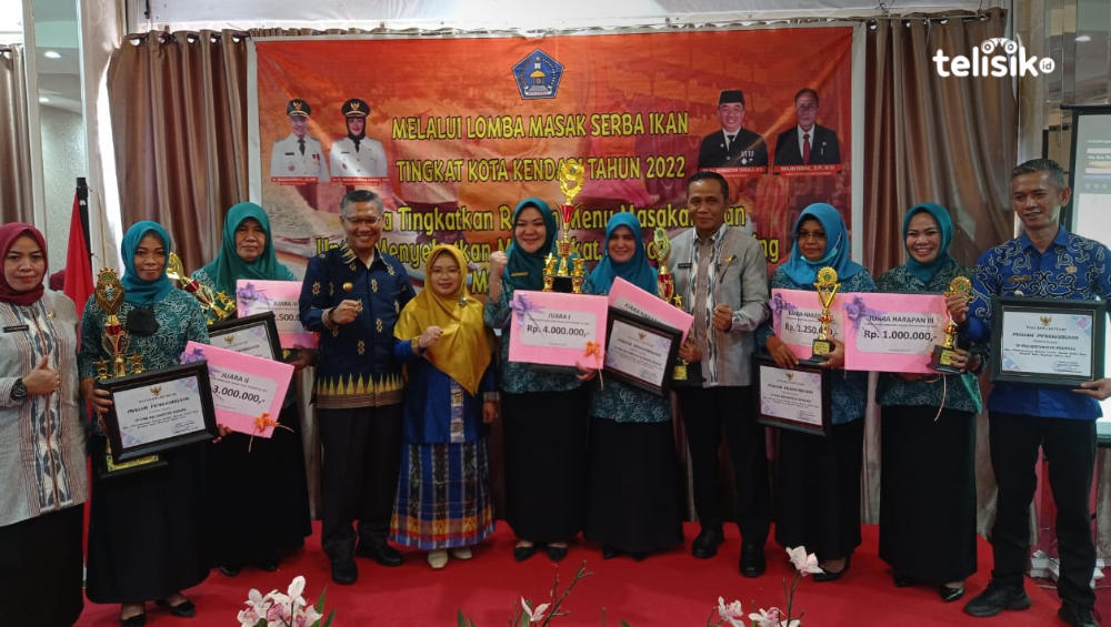 Para pemenang lomba berfoto bersama usai menerima hadiah yang diserahkan Wali Kota dan ketua TP PKK Kota Kendari. Foto: Sumarlin/Telisik