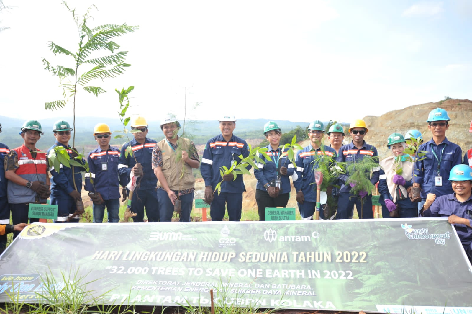 Memperingati hari lingkungan hidup, PT Antam Tbk UBPN Kolaka melaksanakan penanaman pohon sebanyak 32.000 di area rehabilitasi lahan bekas tambang. Foto: Ist