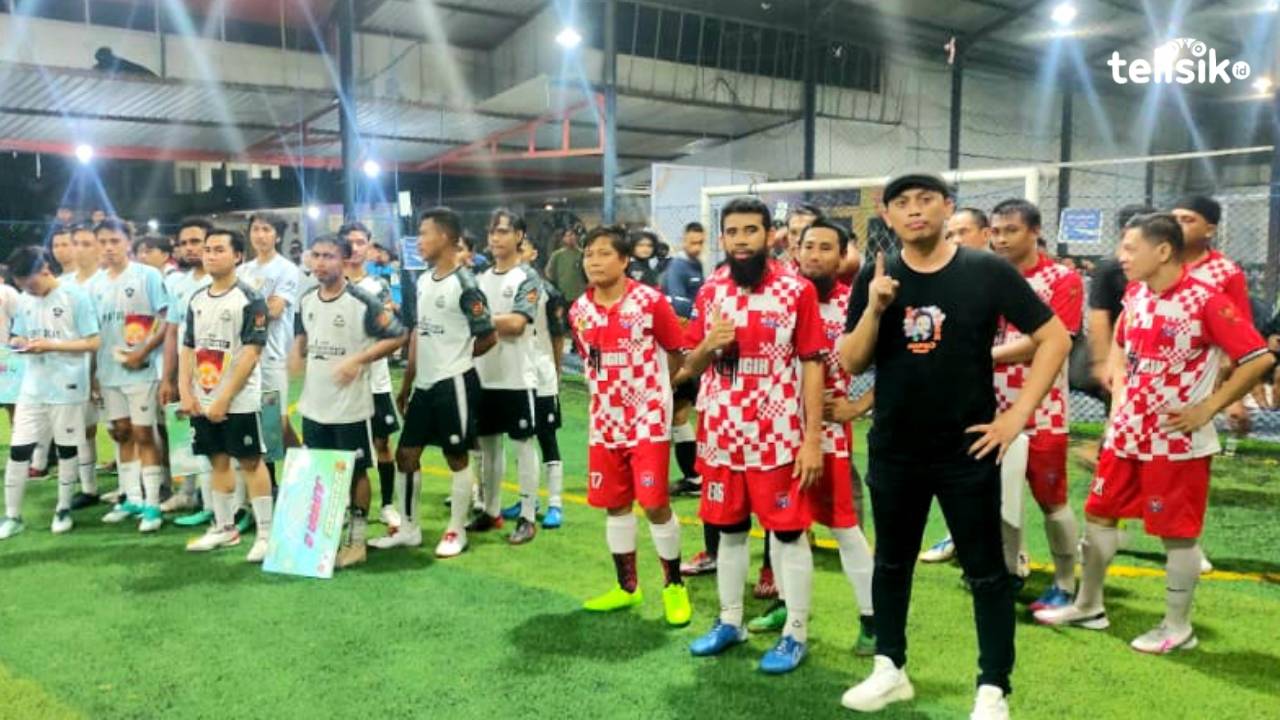 Tim futsal alumni angkatan 2005 (Zero Five) menjuarai Ikatan Fultsal Alumni SMA Negeri 6 Kendari usai mengalahkan tim futsal alumni angkatan 2017 (Crownous A) dengan skor telak 5-1. Foto: Aris Mantobua/Telisik
