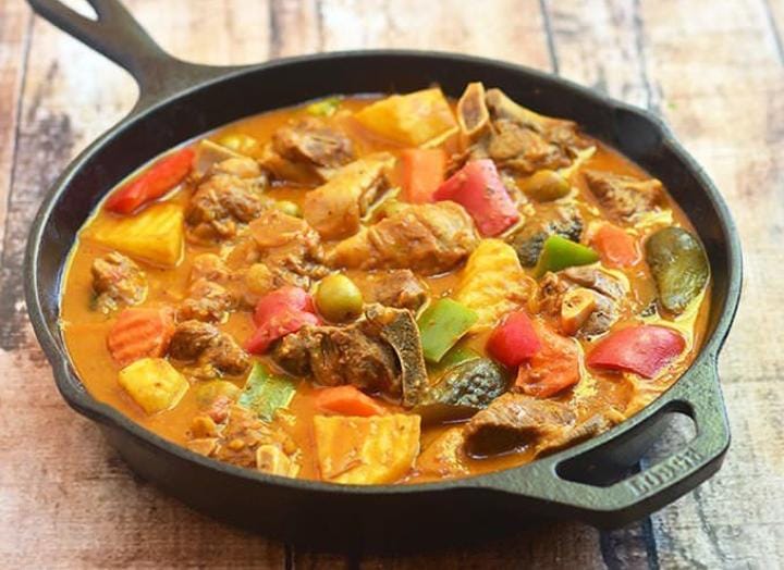 Kalderetang Kambing salah satu menu olahan kambing asal Filipina yang bisa kamu coba untuk sajian Hari Raya Idul Adha tahun ini. Foto: Repro Pintereset.com