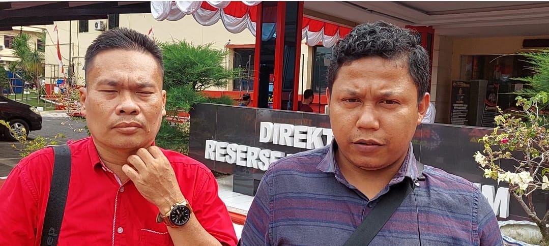 Anggota DPRD Kabupaten Asahan (baju merah) didampingi pengacaranya ketika berada di Mapolda Sumatera Utara di Medan. Foto: Ist