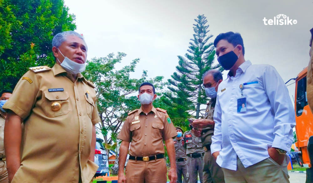 Asisten I Setda Konawe Sukri Nur (tengah) meninggal dunia hari ini Minggu (10/7/2022), bertepatan dengan pelaksanaan Hari Raya Idul Adha 1443 Hijiriah. Foto: Aris/Syam Telisik