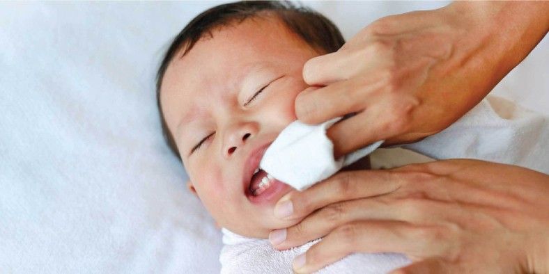 Bayi yang mengalami sariawan akan merasa kesulitan dalam makan dan minum, termasuk saat menyusui. Foto: Repro health.grid.id