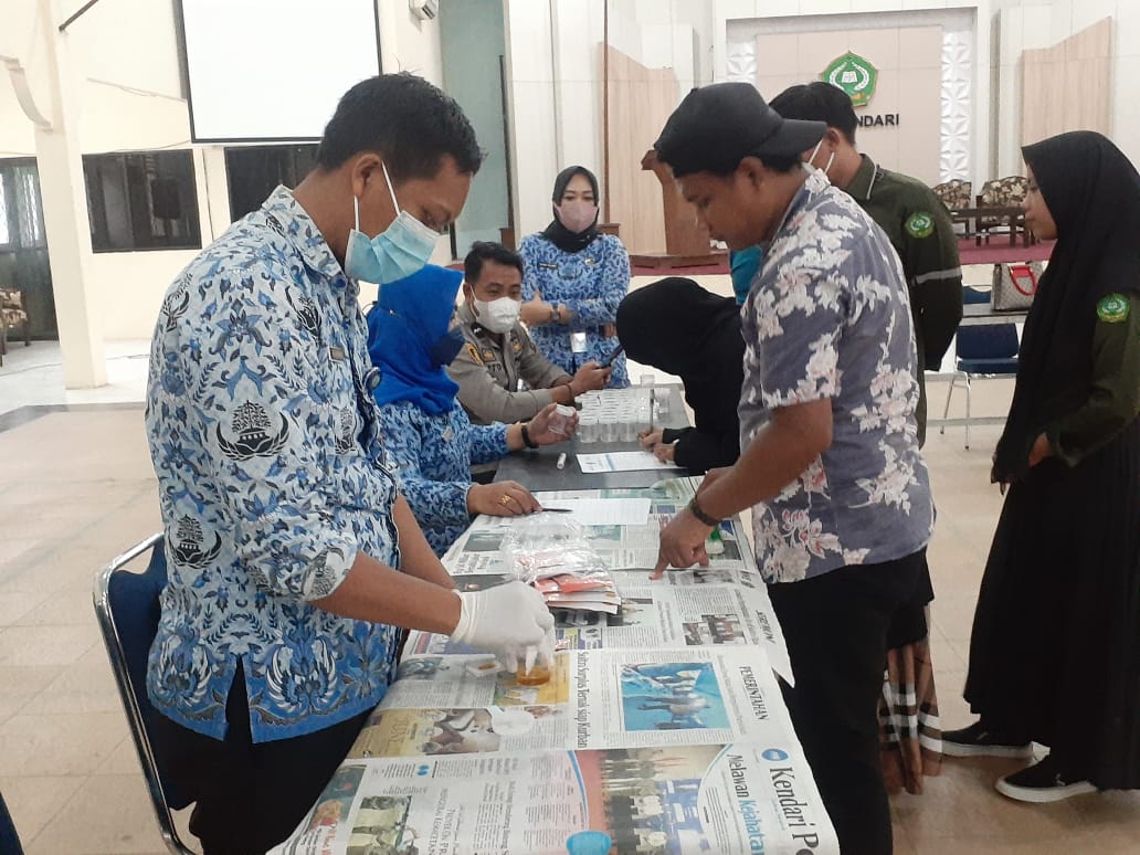 Calon wisudawan Fakultas Tarbiyah IAIN Kendari melakukan tes urine yang dilaksanakan BNNP Sultra di Auditorium IAIN Kendari, Senin (4/7/2022). Foto: Ist
