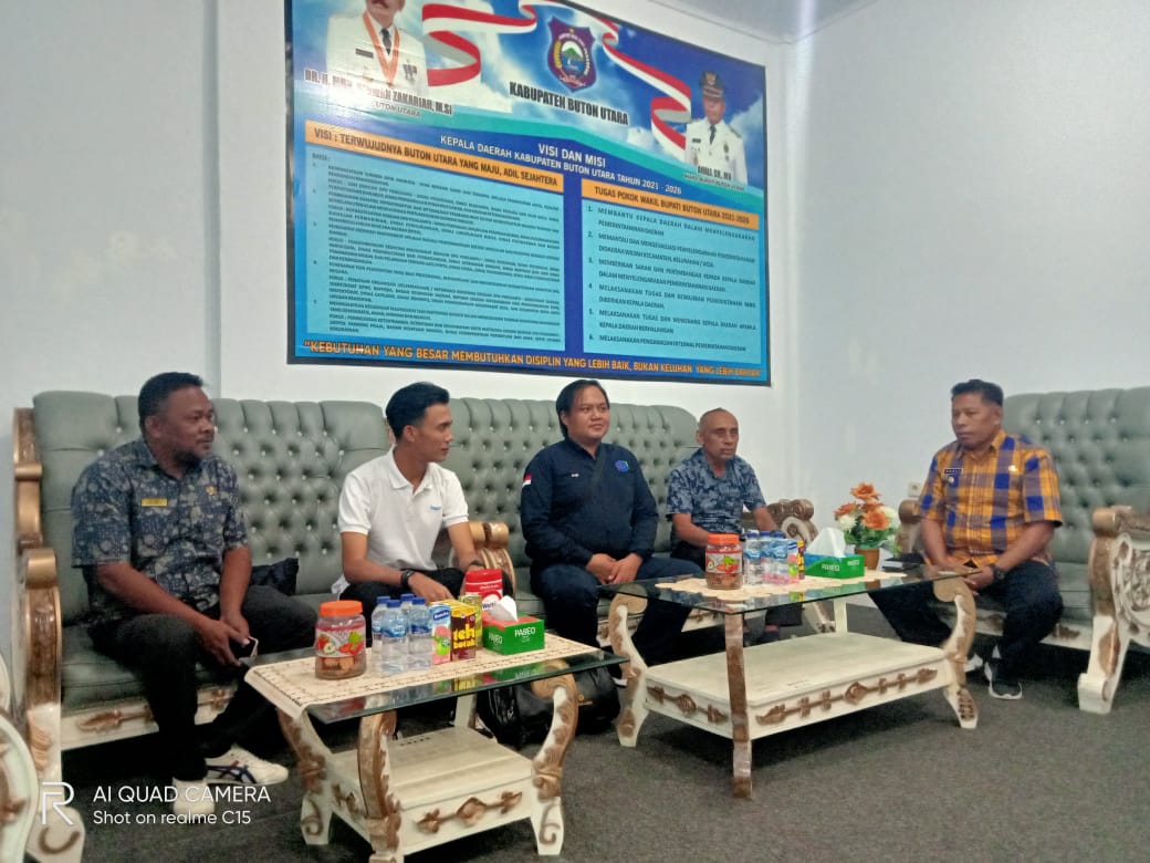 Wakil Bupati Buton Utara, Kompol (Purn) Ahali saat menerima kunjungan pihak PT. Lima Inti Sinergi (PT. LINI) di ruang kerjanya. Foto: Ist.