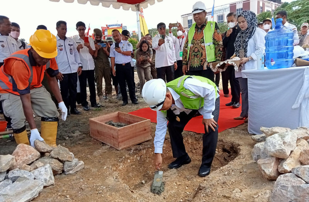 Puskesmas Kandai Kota Kendari, disebut selain sebagai tempat penyembuhan orang sakit, juga bisa dijadikan sebagai tempat wisata. Hal tersebut karena pemandangan yang bagus, serta berhadapan langsung dengan Jembatan Teluk Kendari. Foto: Andi Irna Fitriani/