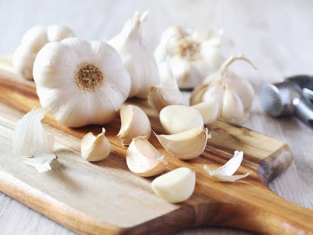 Bawang putih adalah salah satu bahan alami yang bisa bantu mengatasi pilek dan flu. Foto: Repro iStockphoto