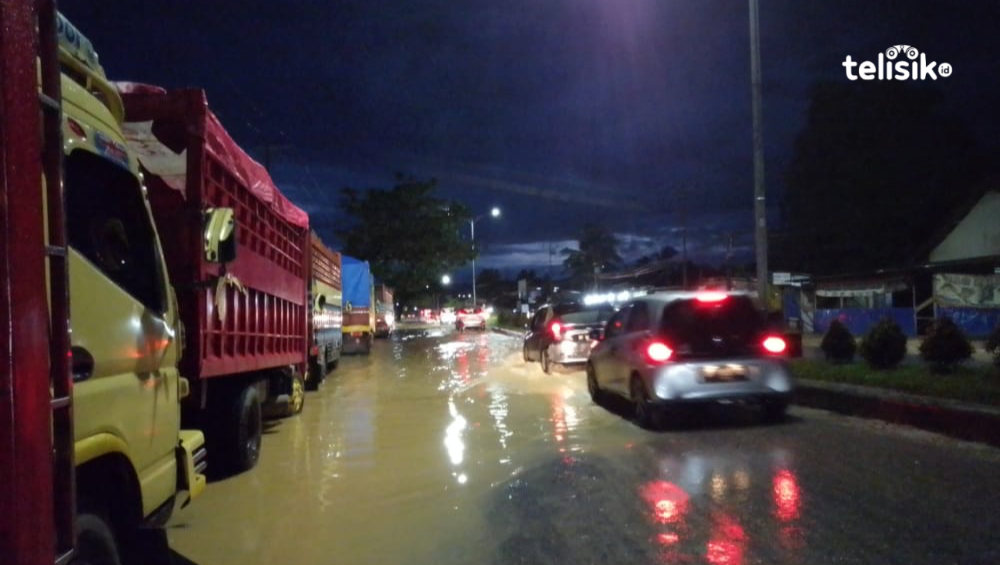 Banjir menggenangi sejumlah ruas jalan di Kota Kendari akibat hujan yang mengguyur seharian. Foto: Nur Khumairah/Telisik