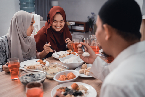 Hari Tasyrik dilarang berpuasa karena di hari-hari itu disunnahkan untuk makan minum. Foto: Repro kumparan.com