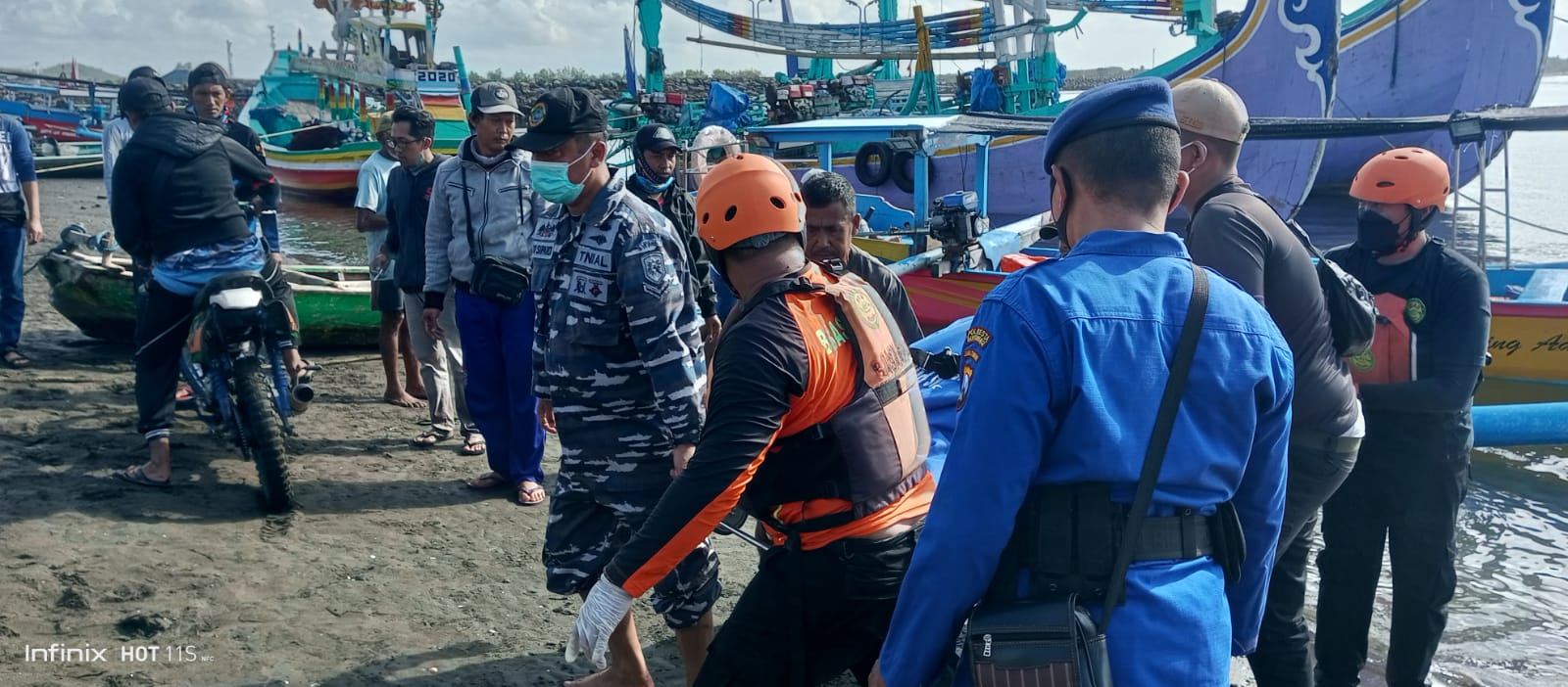 Proses evakuasi dua nelayan Banyuwangi yang ditemukan tewas, usai diterjang ombak di perairan Grajagan, Banyuwangi pada Sabtu (16/7/2022) Foto: Ist