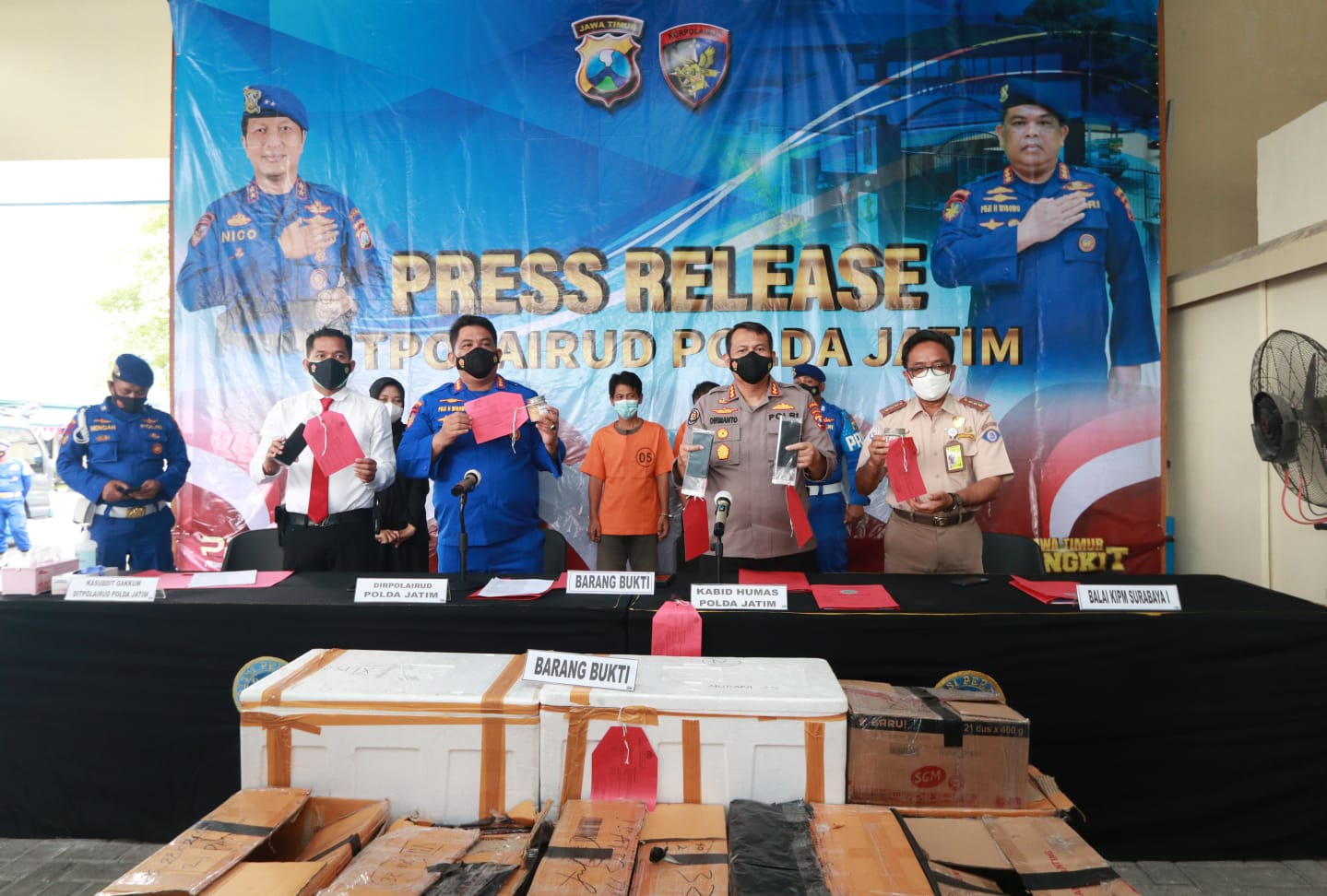 Dua tersangka diamankan Ditpolairud Polda Jawa Timur Yang karena akan menyelundupkan ribuan benih lobster ke luar negeri. Foto: Ist