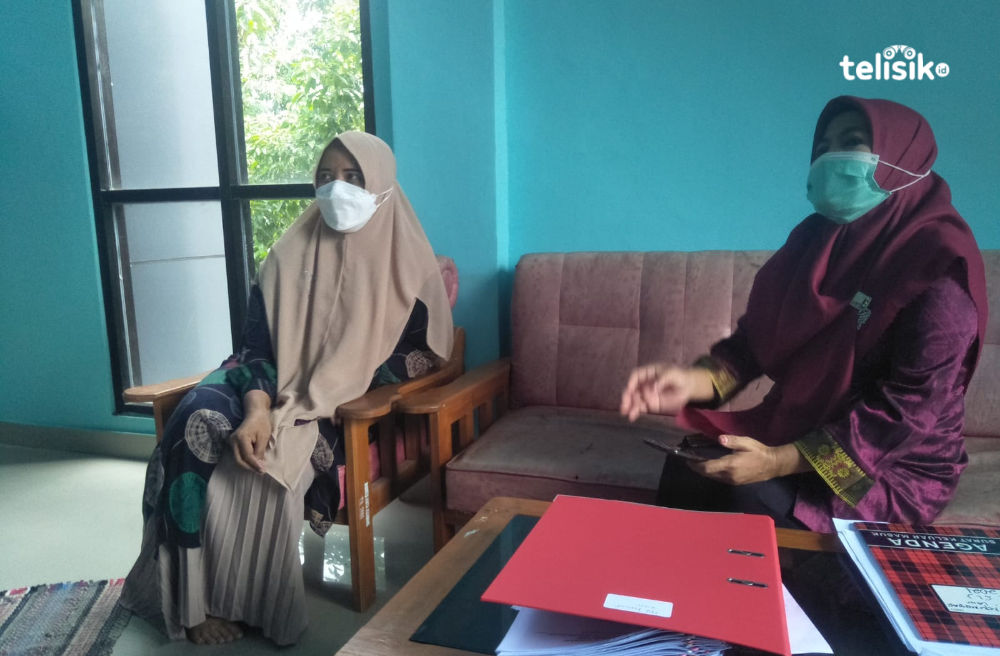 Kepala Puskesmas Kemaraya, Drg. Rosdiawati berkoordinasi dengan staf terkait kasus penyerangan di Puskesmas Kemaraya. Foto: Thamrin Dalby/Telisik