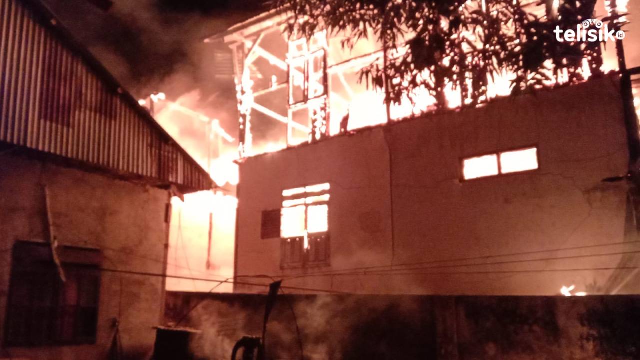 Rumah milik Lalumesa, warga Kelurahan Raha II, Kecamatan Katobu, Kabupaten Muna dilalap si jago merah. Foto: Sunaryo/Telisik