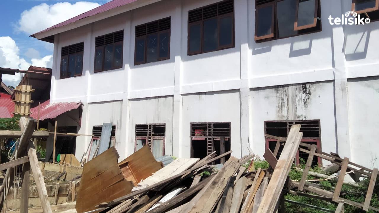 Kondisi ruang praktikum jurusan kriya kayu SMKN 4 Kendari yang belum direnovasi pasca kebakaran dan sekarang hanya menggunakan ruangan alakadarnya. Foto: Muhammad Ilwanto/Telisik