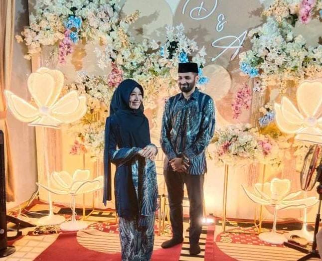 Wanita asal Konawe Selatan, dr Dina Faradhilla Samsu, MBBS saat dilamar dr. Ahmed Tariq Seid Ahmed Ali, MBBS, pria asal Arab Saudi dengan nilai mahar Rp 1 miliar. Foto: Ist.