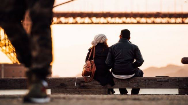 Perselingkuhan jadi masalah yang sangat dikhawatirkan oleh setiap pasangan suami istri. Foto: Repro Unsplash/Tim Foster
