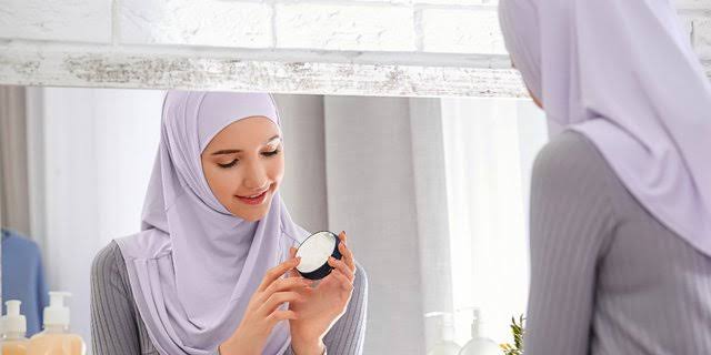 Merawat wajah agar terlihat glowing menjadi kebiasaan kebanyakan orang, khusus kaum wanita. Foto: Repro Dream.co.id