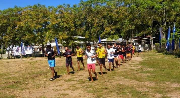 Salah satu tim kecamatan yang ikut bertanding di Turnamen Bupati Cup VI Manggarai Timur sedang melakukan latihan fisik di lapangan Dampek, Kecamatan Lamba Leda Utara. Foto: Ist.