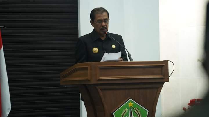 Bupati Kolaka Utara, Drs. H. Nur Rahman Umar MH menyampaikan jawaban Bupati atas pandangan fraksi DPRD Kolaka Utara. Foto: Diskominfo Kolaka Utara