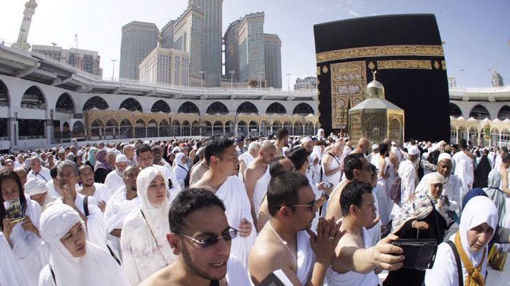 Umat Islam melaksanakan Tawaf di Kabah, Mekkah. Foto: Repro liputan6.com/Abror