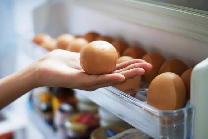 Menyimpan telur di rak khusus penyimpanan telur di kulkas, rupanya tidak disarankan. Namun, jika Anda memutuskan untuk menaruh telur di kulkas, maka taruhlah di bagian dalam lemari es. Foto: Repro Indozone.id