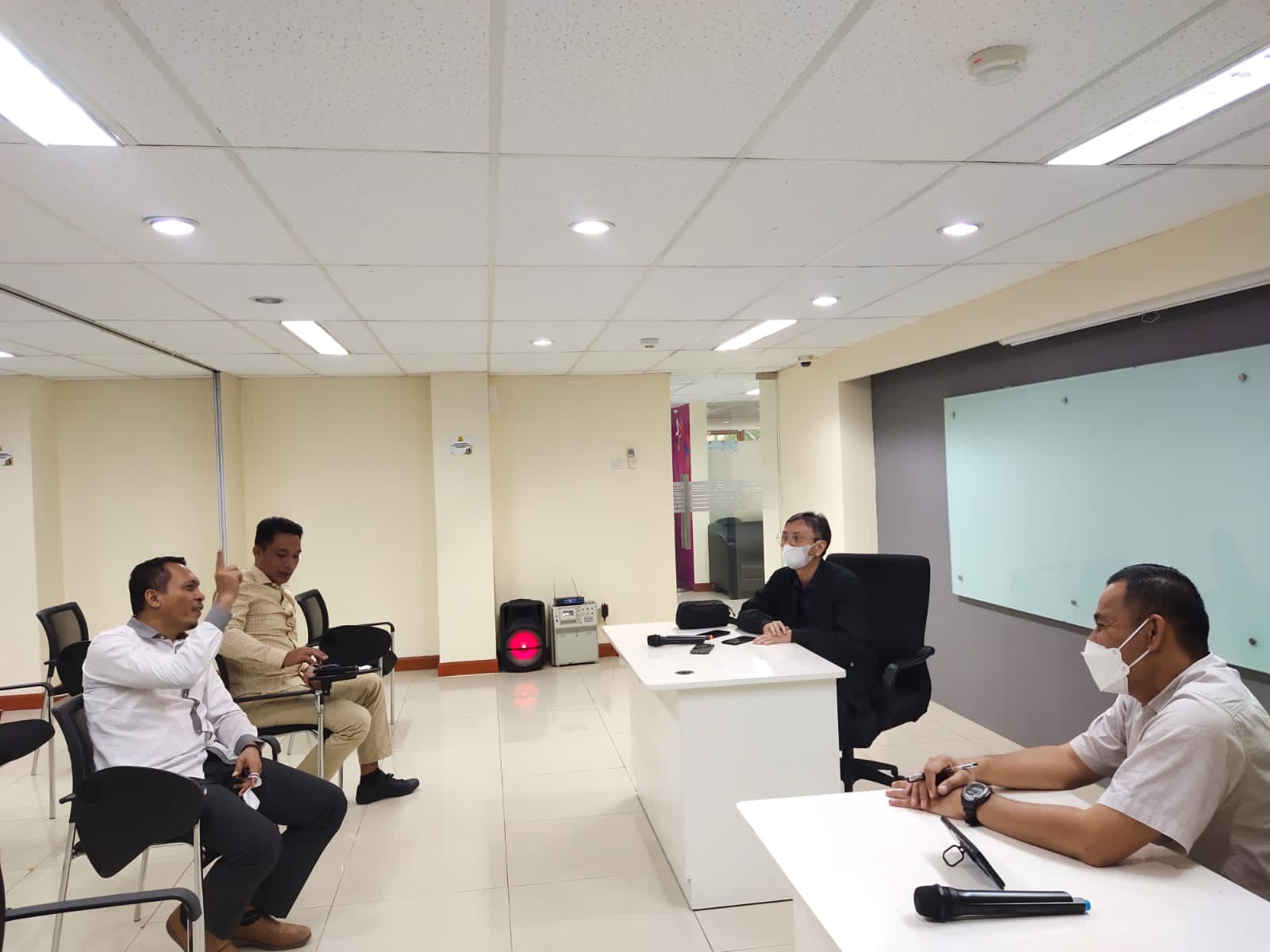 Ketua Komisi I DPRD Wakatobi, Arman Alini (paling kiri), mendesak Bupati Wakatobi mengembalikan jabatan pejabat korban demosi. Foto: Ist.